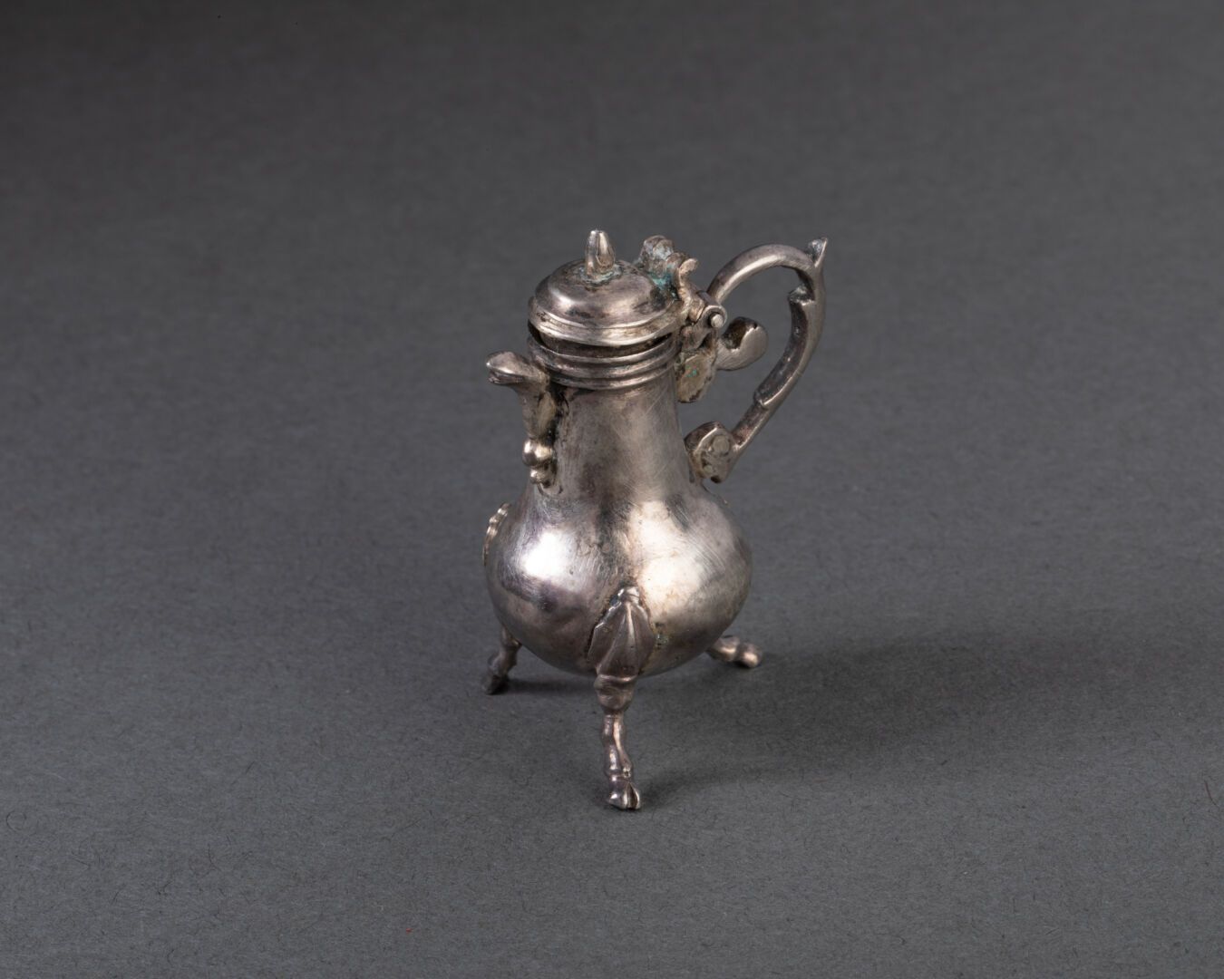 Null CAFETIERE miniature tripode à motifs de rinceaux 

Argent 

H. 4 cm 

Poids&hellip;