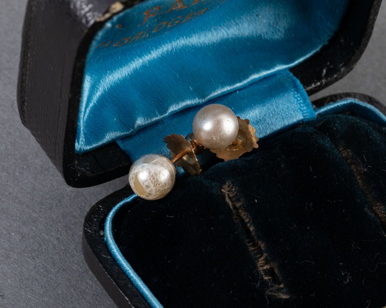 Null Paire de BOUCLES d'OREILLES 

Or jaune, petites perles d'imitation 

Poids &hellip;