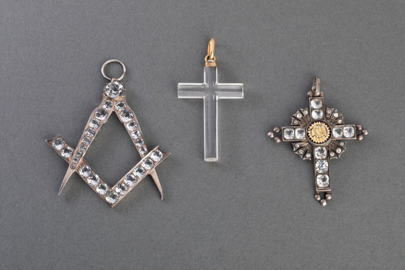 Null Lot de trois PENDENTIFS, deux en forme de croix, l'une maçonnique 

Argent &hellip;