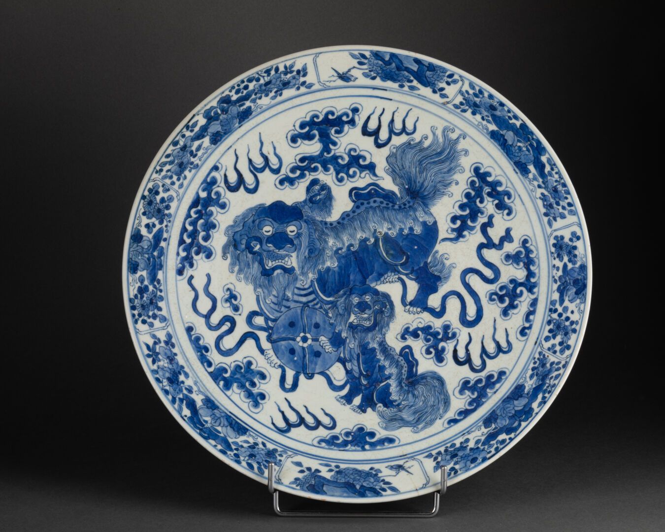 CHINE, vers 1900 PLAT decorated with a dog of Fô and its small. 

White and blue&hellip;