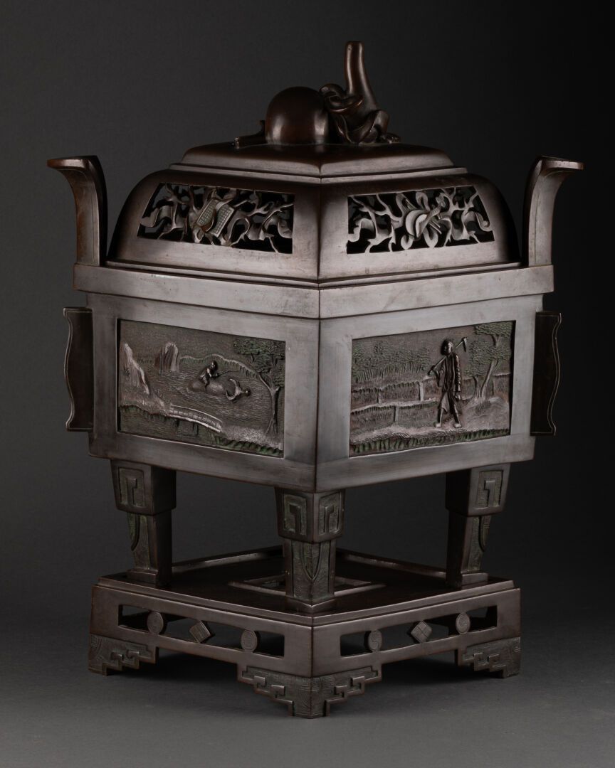 CHINE - XIXe siècle 菱形的蜡烛炉，上面有动画场景的卡图装饰

盖子上有镂空的佛教符号，把手是长寿桃的形状

带有棕色铜锈的青铜器

H.45&hellip;