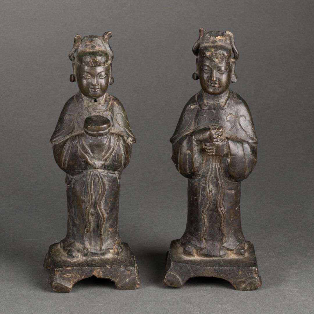 CHINE - Dynastie MING (1368-1644) Pair of DIGNITARIES 

Quadripod base 

Patinat&hellip;