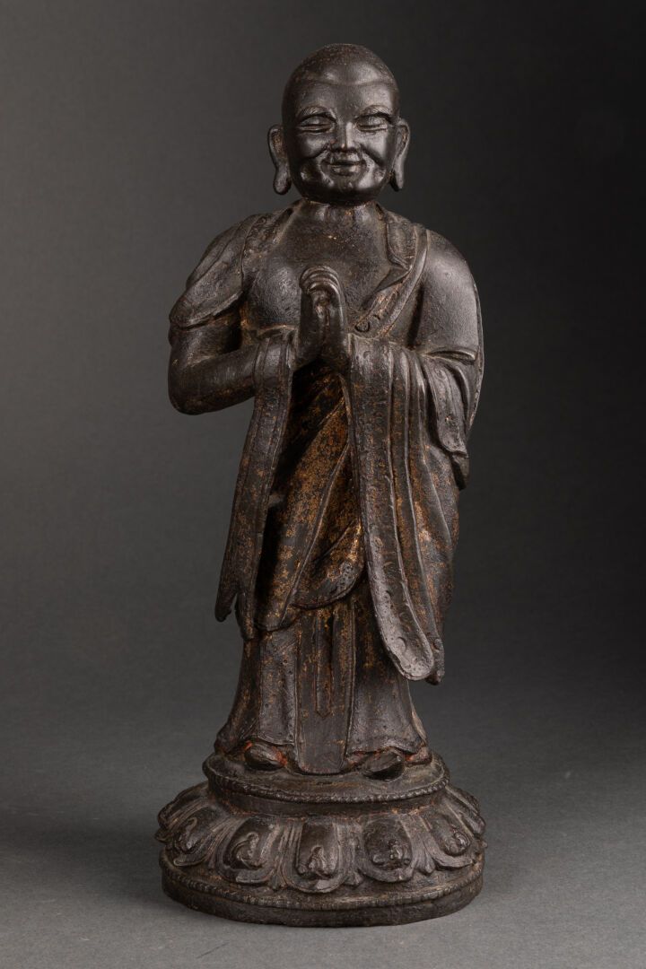 CHINE - Dynastie MING (1368-1644) 站在莲花状底座上的双手合十的尊贵人士

青铜镀层

H.24厘米