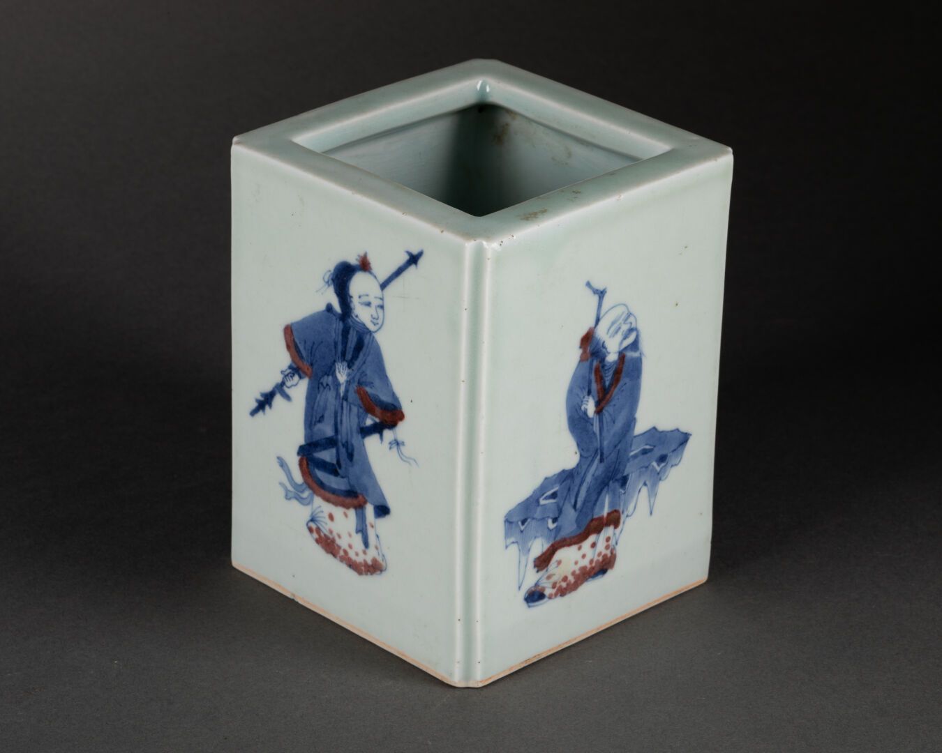 CHINE - Deuxième moitié du XXe siècle 饰有政要的方形截面的BITONG

瓷器，釉下蓝和铜红

H.13.5 cm - W&hellip;