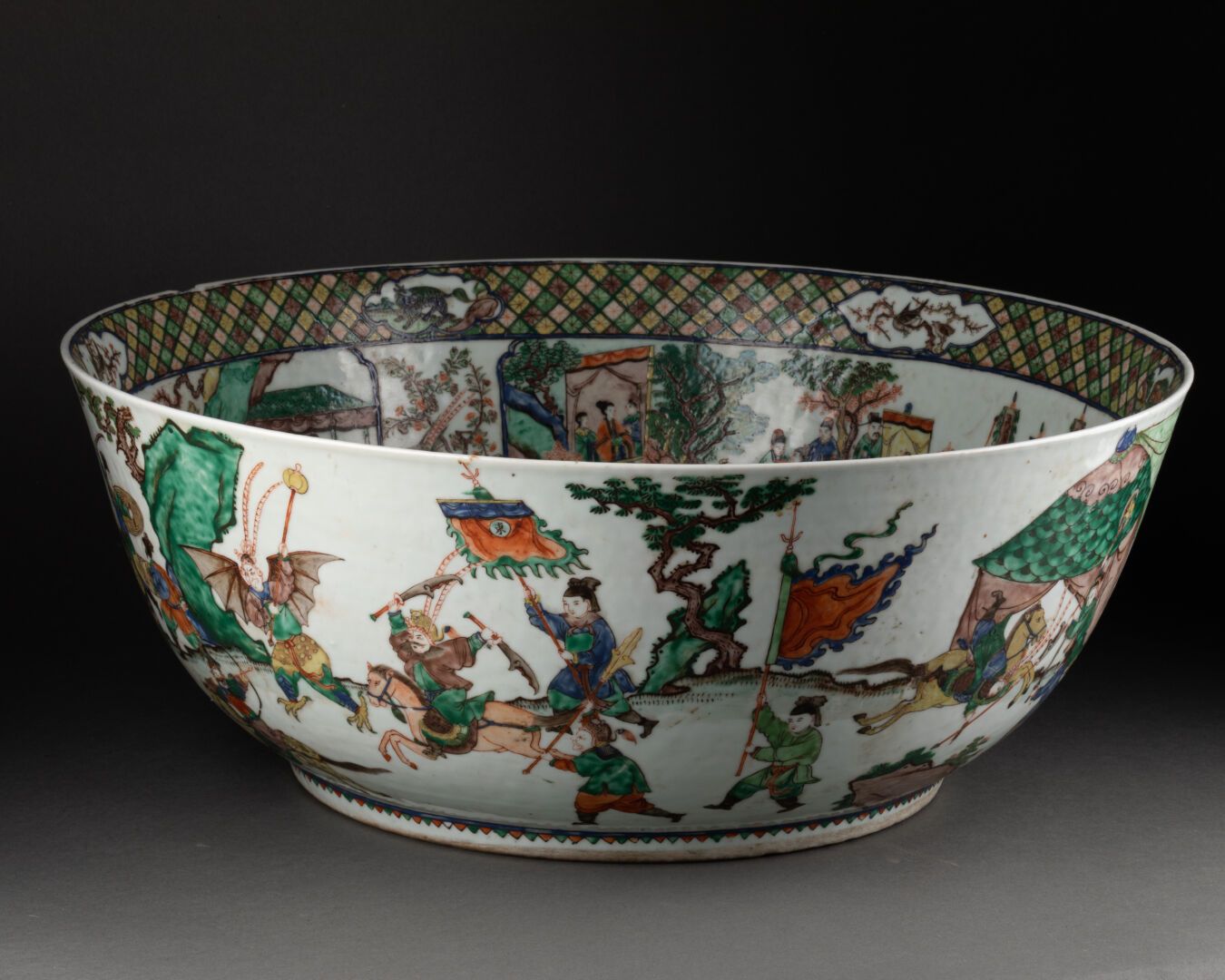 CHINE - XIXe siècle 重要的PUNCH BOWL，装饰有政要的场景

绿色家族的瓷器和多色珐琅器

闪闪发光