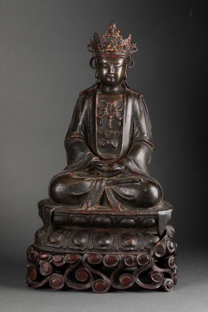 CHINE Dynastie MING (1368 1644) BOUDDHA esquissant le dhyana mudra, assis sur un&hellip;