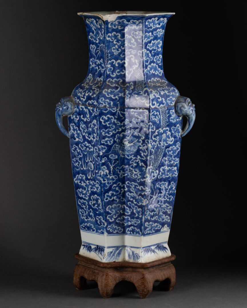 CHINE - XIXème siècle 八角形的花瓶，一面装饰着云中龙追寻圣珠，另一面装饰着山地风景。

手柄上装饰有风格化的大象头像

底座下的开州四字记&hellip;