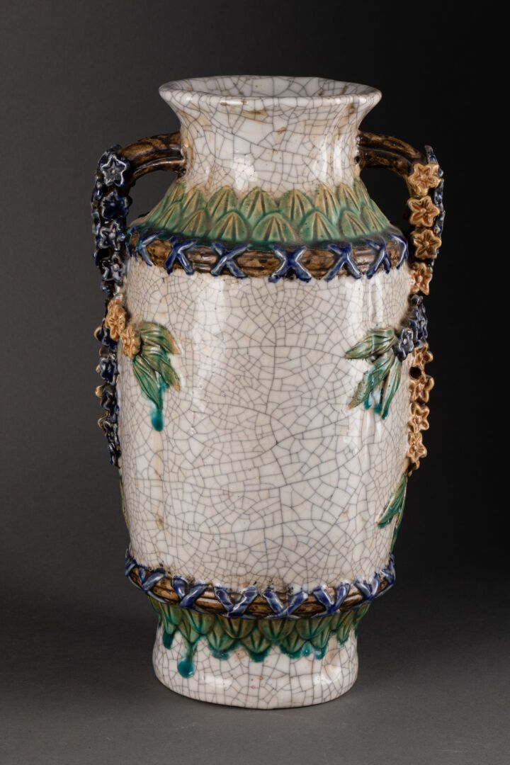 VIETNAM - XXE SIÈCLE 圆柱形花瓶，颈部有四裂纹

带有植物图案的手柄

有裂纹和部分上釉的石器

H.35.5厘米