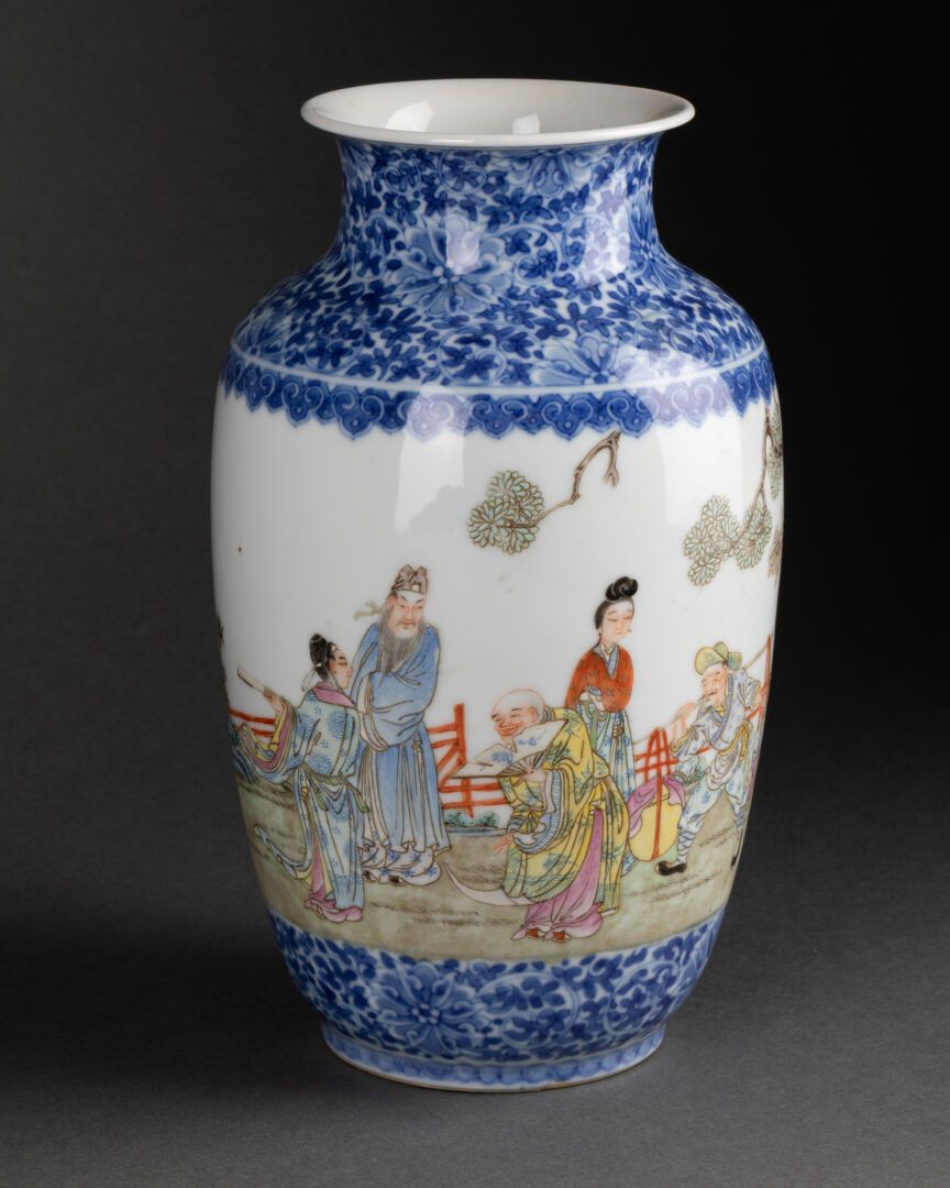 CHINE - Période République (1912-1949) - Minguo 卵形花瓶，装饰有穿石风景中的贵宾场景

瓷器，蓝色釉下彩和粉色系&hellip;