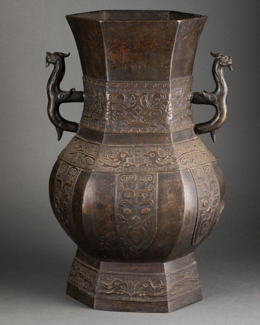 CHINE - Dynastie Ming (1368 - 1644) Fang Hu vase with archaizing taotie masks an&hellip;