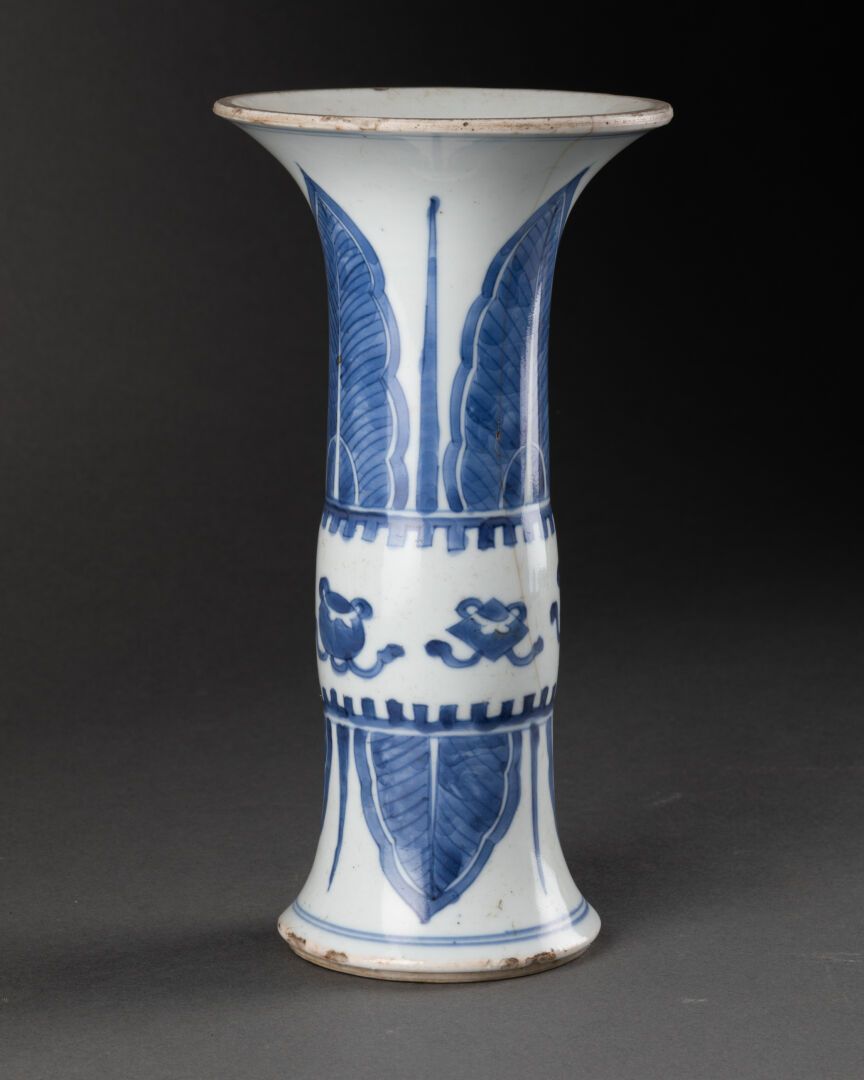 CHINE - Époque KANGXI (1662-1722) Gû 花瓶与香蕉叶

瓷器和蓝色釉下彩

H.20.5厘米

通过裂缝、碎片