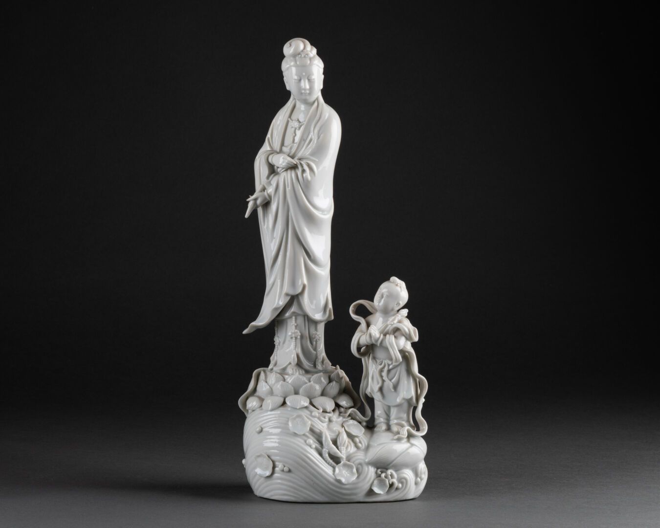 CHINE - Vers 1900 观音菩萨带着一个孩子站在莲花上

中国白 "瓷器

德化窑

背面有印记

H.31厘米

薯片