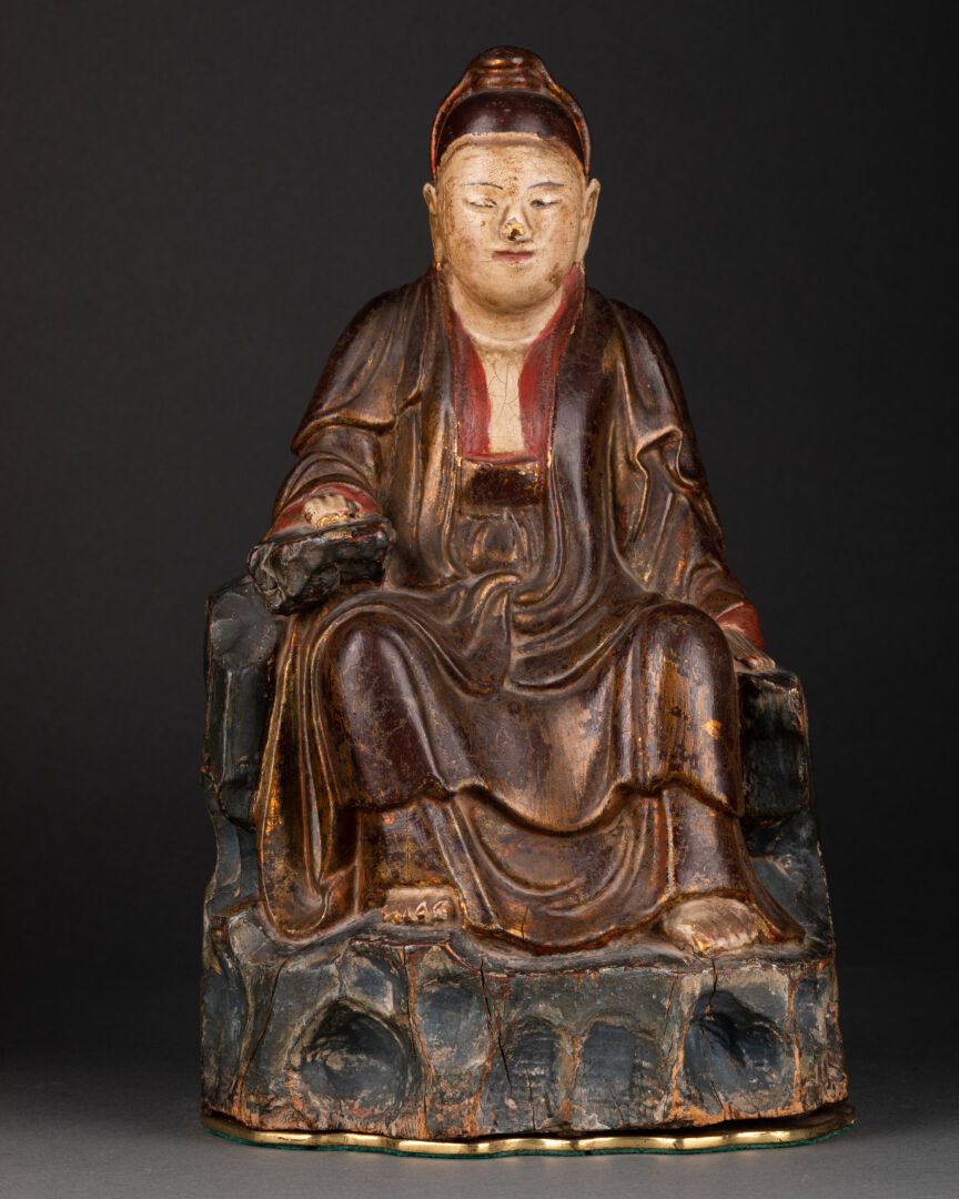 CHINE - XVIIe siècle 坐在石墩上的尊贵人士

漆木，铜质底座（以前作为灯安装）。

H.26.5厘米

磨损的