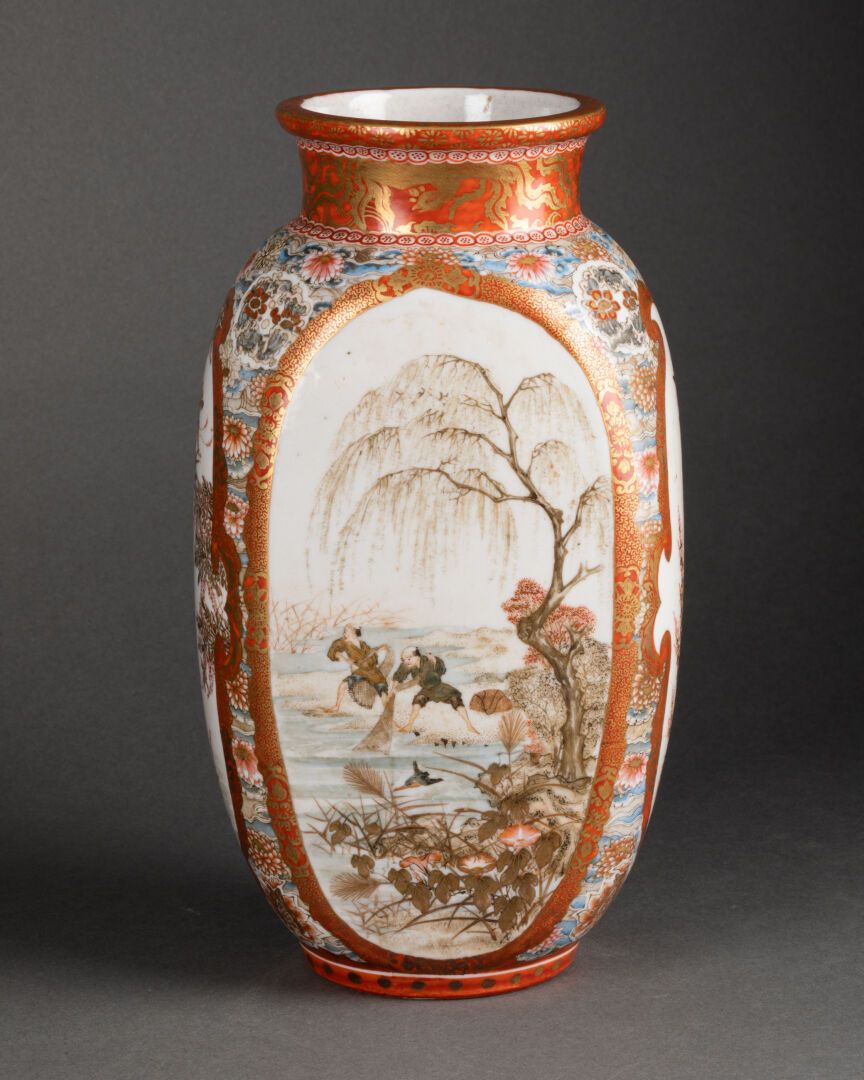 JAPON - Vers 1900 饰有宫廷场景的花瓶

釉上彩陶器，有金色亮点

萨摩窑

底部盖有印章

H.18.5厘米