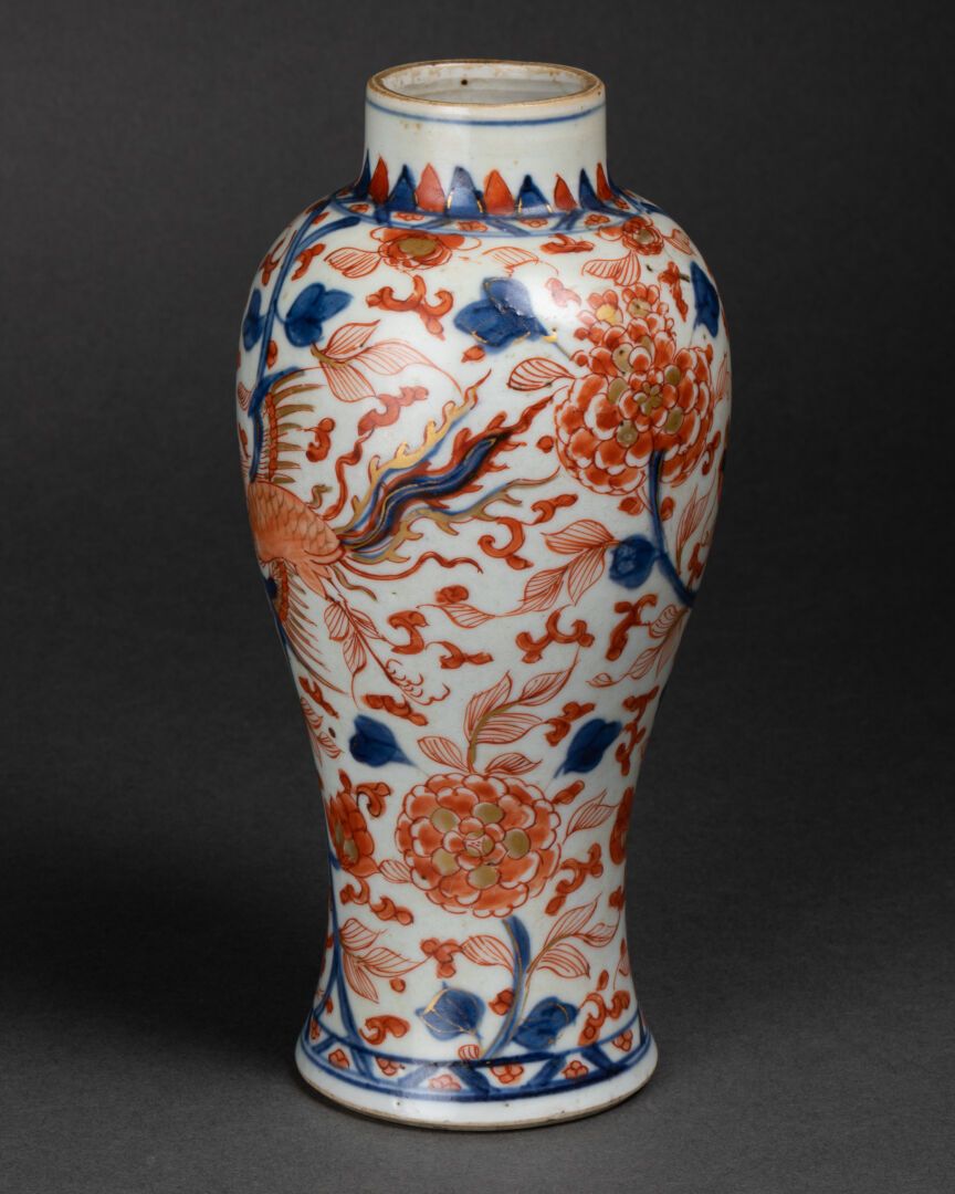 凤凰和菊花图案的小圆筒花瓶 
毯子瓷器和多色珐琅彩 
伊万里窑场 
H.18厘米