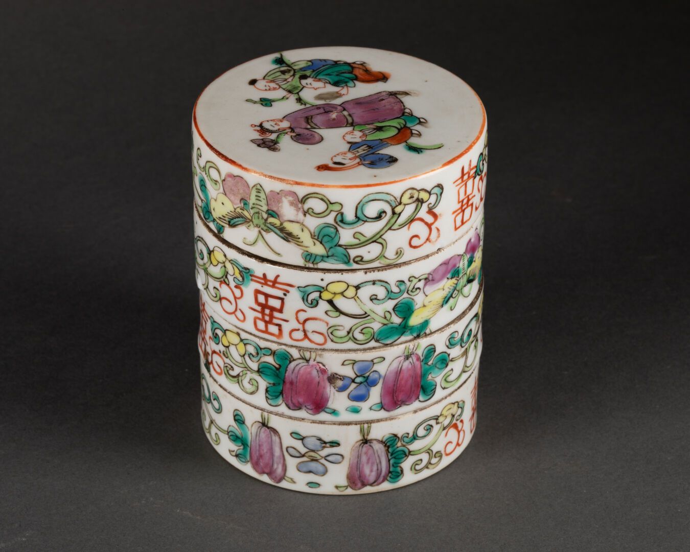 CHINE - XXe siècle 圆柱形盒子，有三个隔间和叶子装饰

瓷器和多色珐琅彩

H.11.5 cm - D. 9 cm

薯片和头发