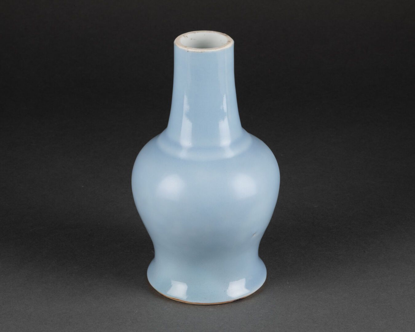 CHINE - Travail moderne 小花瓶，球体，截顶锥颈

瓷器和月光釉

在开州的横向天书标记

H.18,5厘米