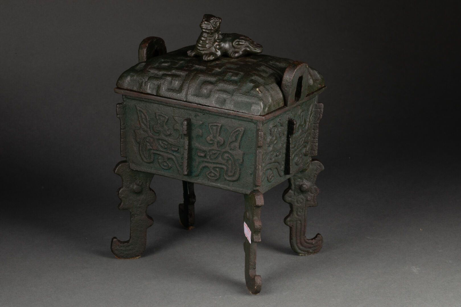 CHINE - XXème siècle BRULE PARFUM à décor archaïsant. Le fretel à décor de fauve&hellip;