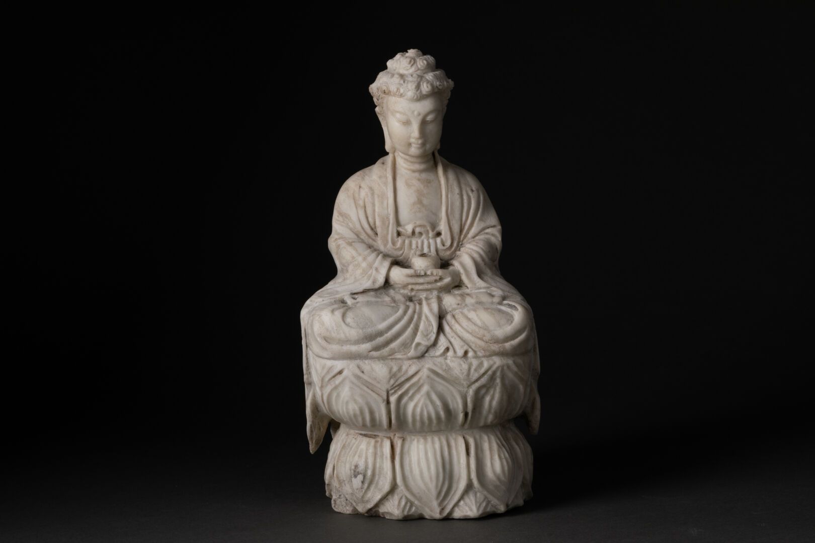 CHINE - XXe siècle 菩萨在双莲座上打坐的姿势 
大理石雕花 
H.25.5厘米 
小碎片