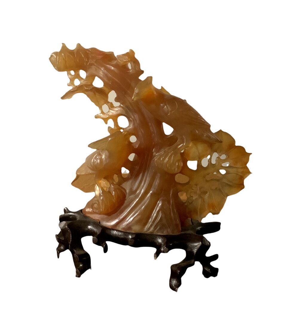 CHINE - XXe siècle Volatile in the vegetation 

Carved and incised brown agate, &hellip;