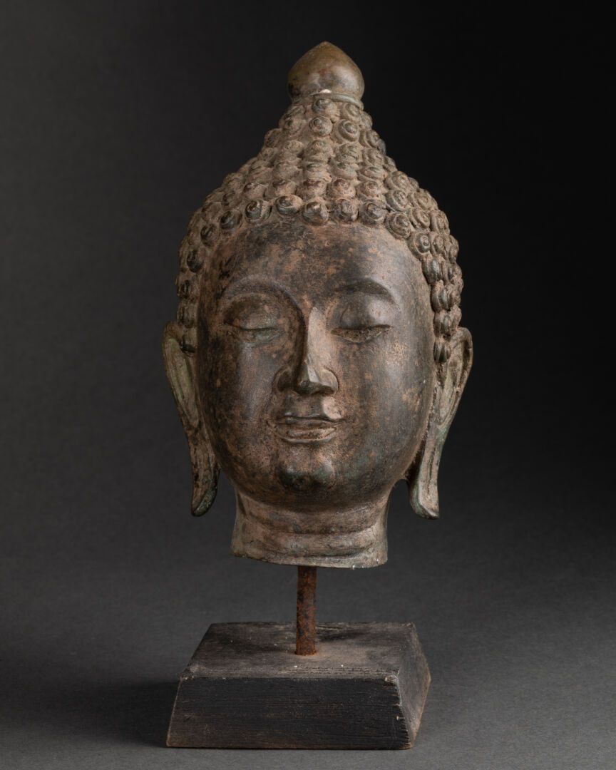 ASIE du SUD EST - XXe siècle 地段包括 : 
两个印度教的神灵 
佛头 
青铜镀层 
H.15至25.5厘米