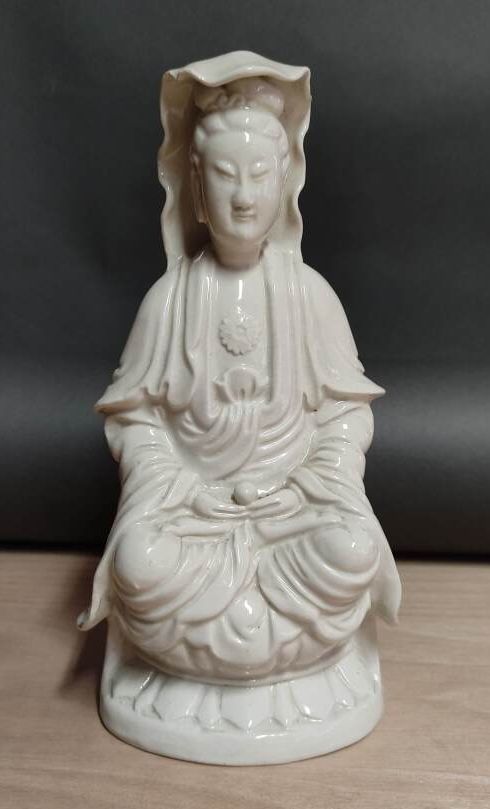 CHINE - XXe siècle GUANYIN assise sur un double lotus 

Porcelaine dite "Blanc d&hellip;