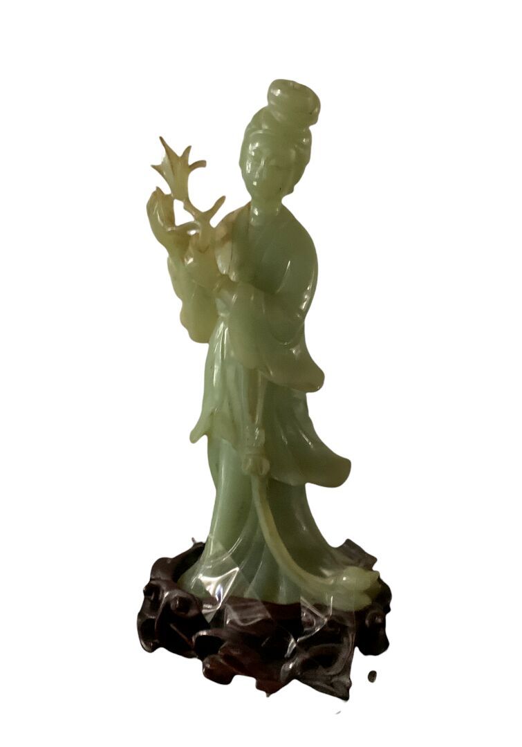 CHINE - XXe siècle 左手拿着树枝的宫廷女士

雕刻和刻画的蛇纹石，木质底座

H.17.5厘米（不包括底座）