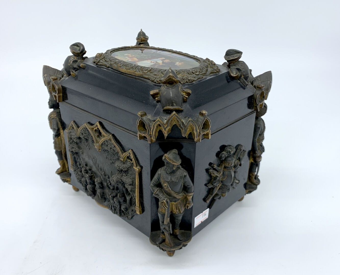 Emmanuel FRÉMIET (1824-1910), dans le goût de 美丽的珠宝盒，四面都是青铜制品，有两种颜色，描绘了雨棚下的人物、武器&hellip;