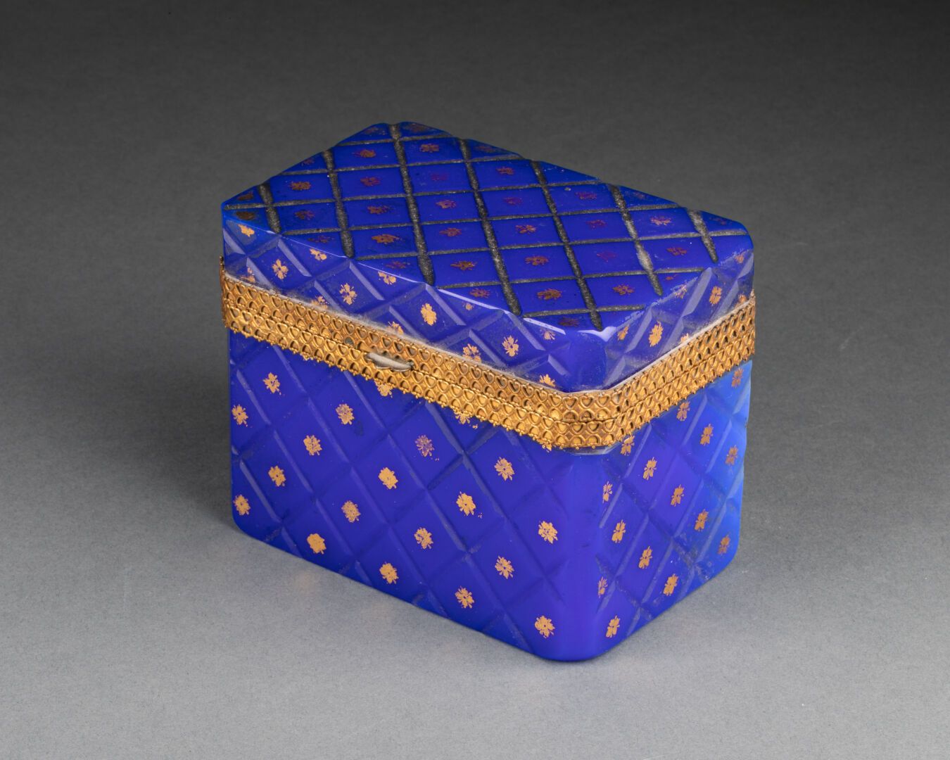 Null 长方形珠宝盒，上面刻有菱形图案的四叶形装饰。

蓝调乳白玻璃

H.10 cm - W. 13 cm - D. 8 cm

轻微损坏、磨损和撕裂