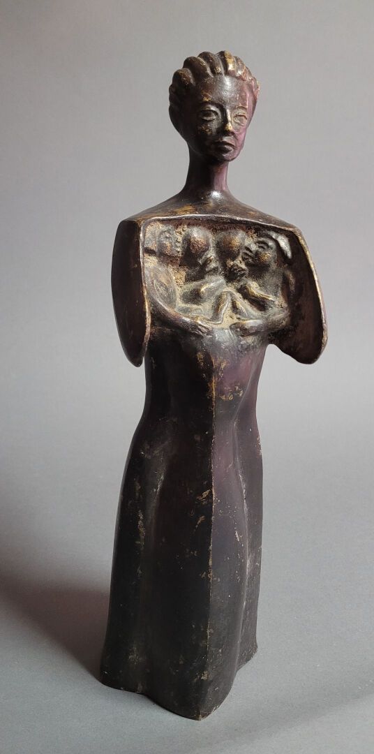 Lucile PASSAVANT (1910-2012) 妇女抱着她的孩子在胸前

带有黑色铜锈的青铜器

签名在背面底部

铸造厂印章Valsuani，又称C&hellip;