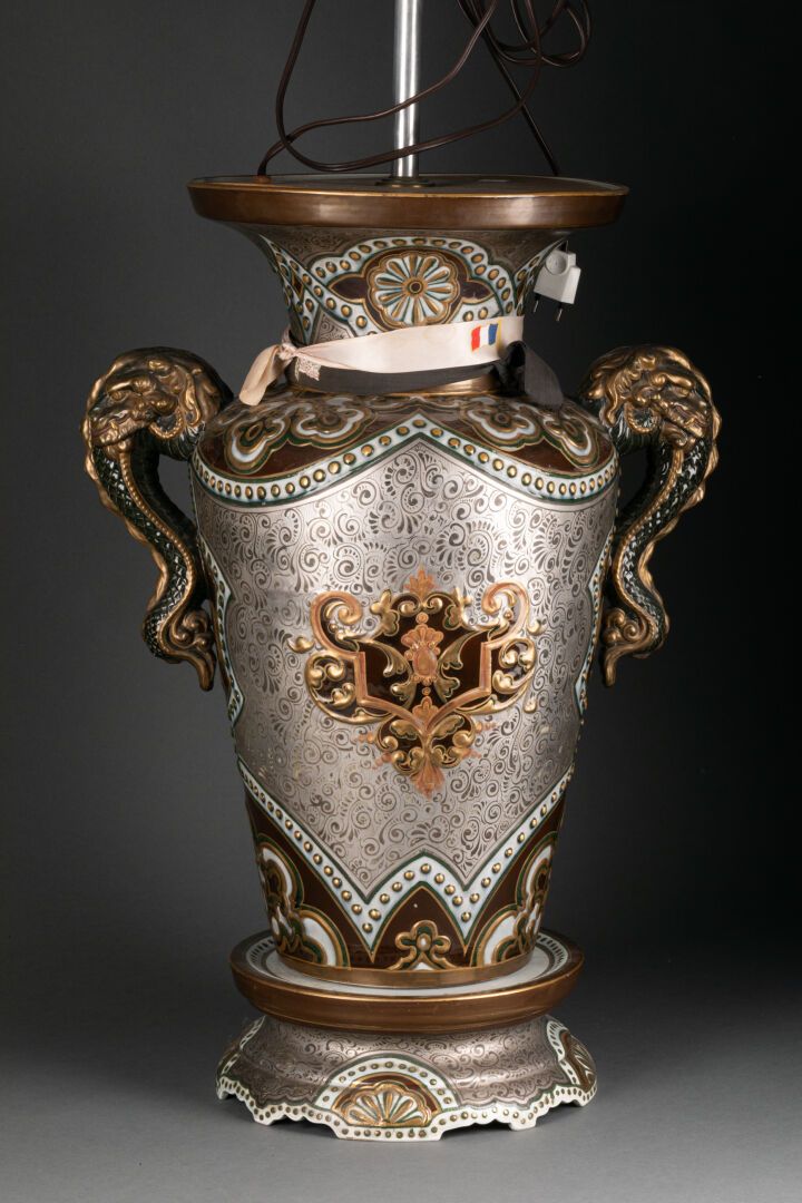 SARREGUEMINES (?) 重要的花瓶和它的SOCLE，有邪恶的卷轴和风格化的叶子的装饰

龙形的把手

多色釉陶器

H.63.5厘米

基地损坏和修&hellip;