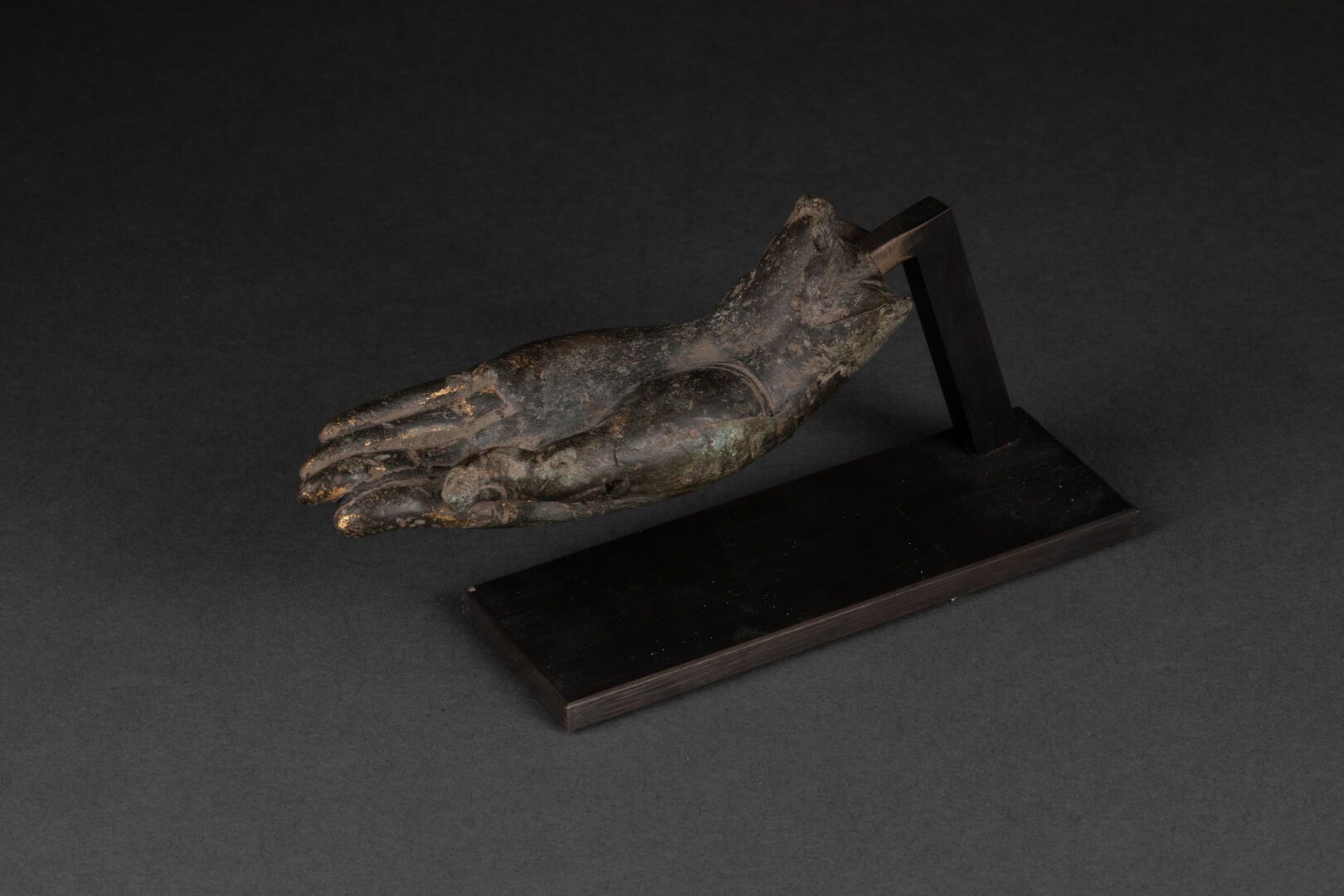 THAILANDE - XIVe ou XVe siècle 佛陀的手勾勒出布施的姿态

残缺的青铜器和镀金的痕迹，金属底座

长：11.5厘米