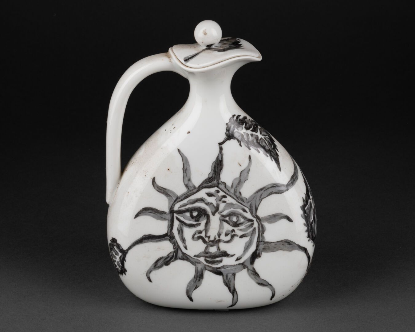 Jean LURÇAT (1892-1966) pour HAVILAND à Limoges 白底黑字的太阳的玻璃器皿

釉面陶瓷

签名

H.19,5厘米