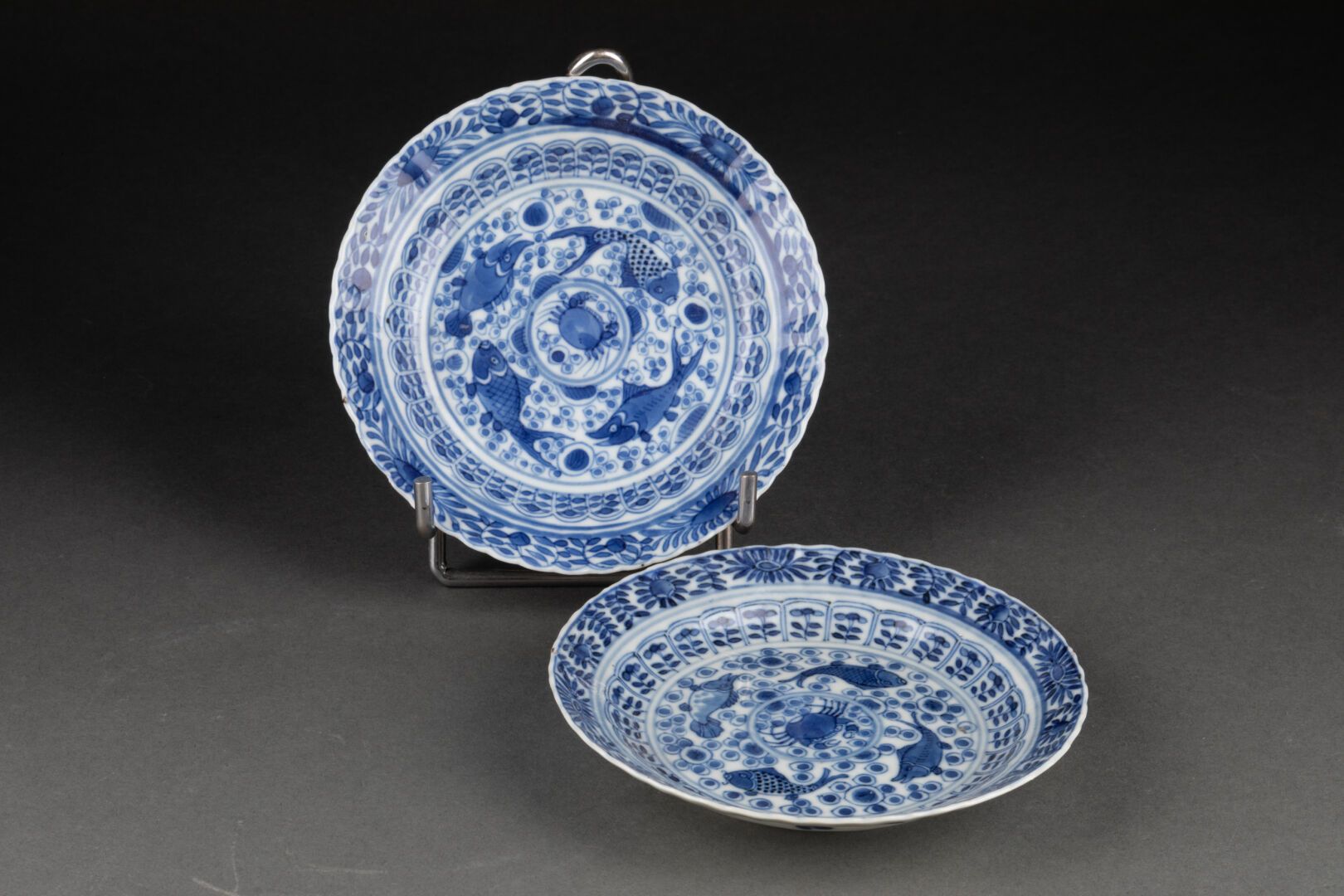 CHINE - Époque KANGXI (1662-1722) 两个多裂缝的CUPS，装饰有海洋动物的叶子。

双圈内的开州四字标记

瓷器和蓝色釉下彩

&hellip;