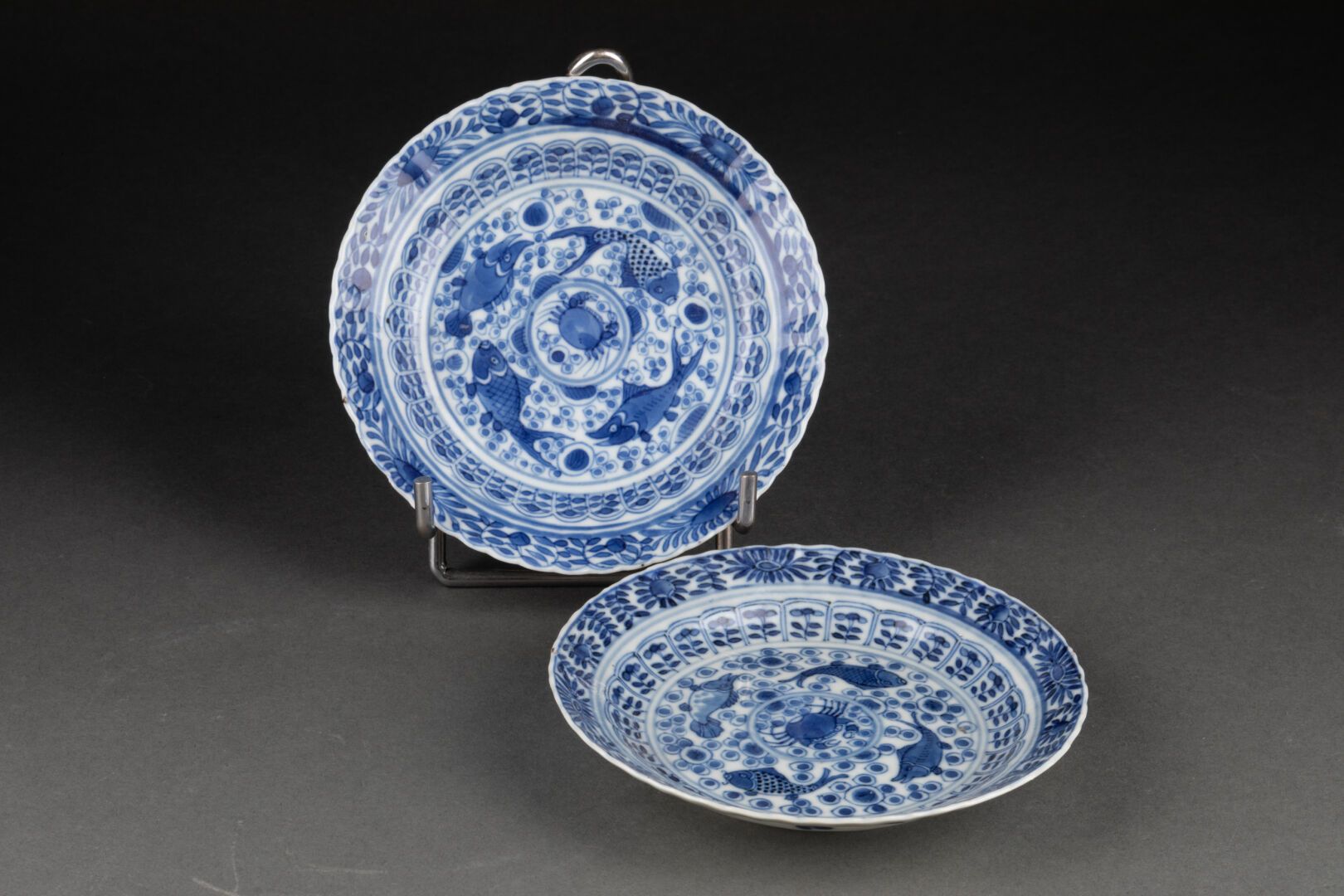 CHINE - Époque KANGXI (1662-1722) Zwei polylobale KUPPELN mit Dekor von Meeresti&hellip;