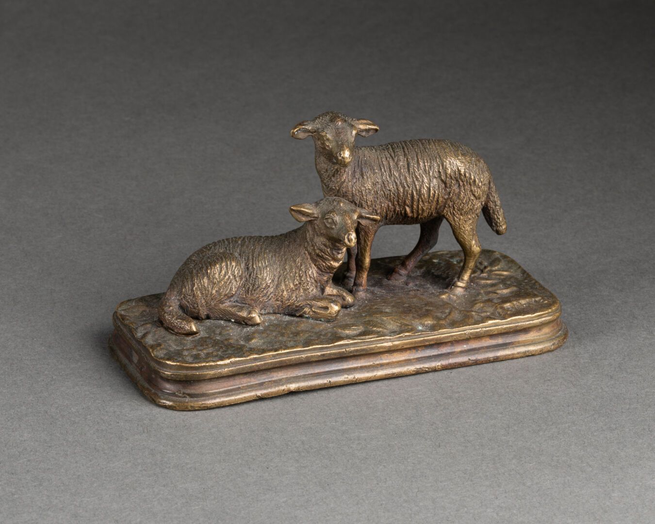 Antoine Louis BARYE (1796-1875), d'après 两只母羊

带铜锈的青铜器

在露台上签名

高；6,5厘米 - 宽12厘米 &hellip;