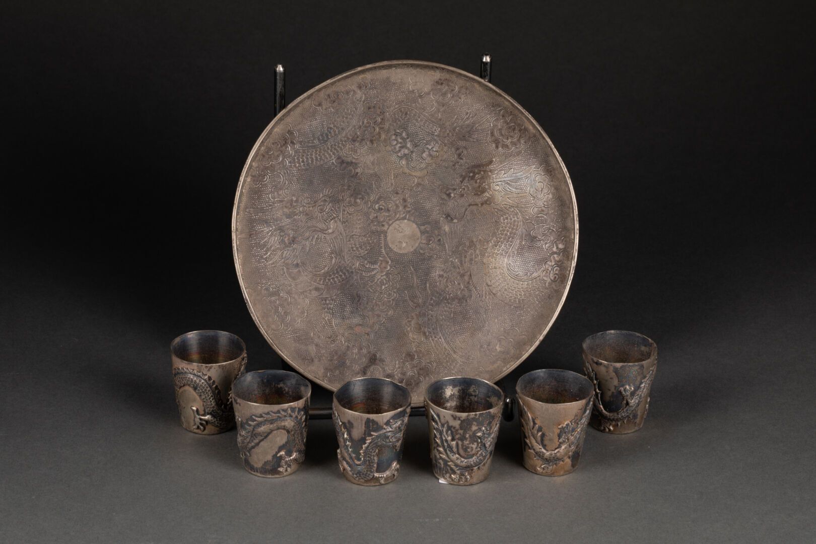 VIETNAM - Vers 1900 SAKE SERVICE comprising six GLASSES and a PLATE 

The decora&hellip;