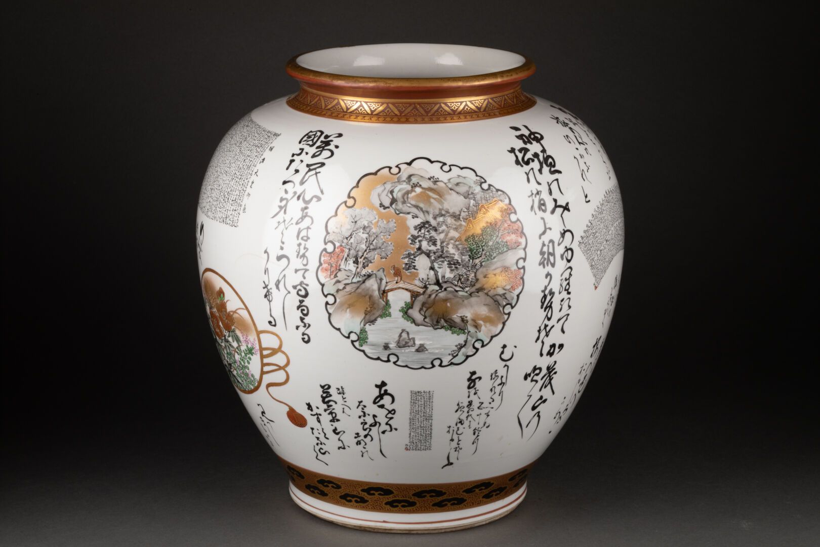 JAPON - XXe siècle 窄颈球型花瓶，装饰有卡特尔山水和表意文字

瓷器，多色珐琅和金色亮点

H.29厘米

裂缝