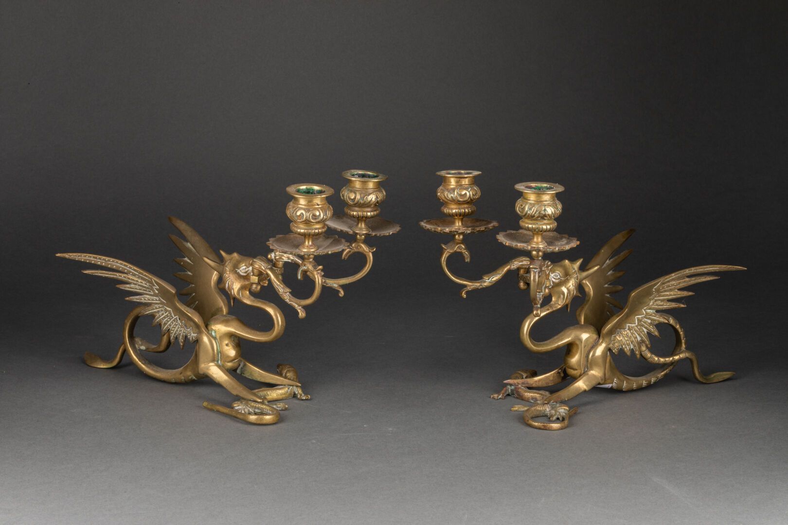 Travail du XIXe siècle 一对蜡烛，有两个可旋转的灯臂

他们采取了风格化的龙的形式

铜质

H.17.5厘米 - 长24厘米