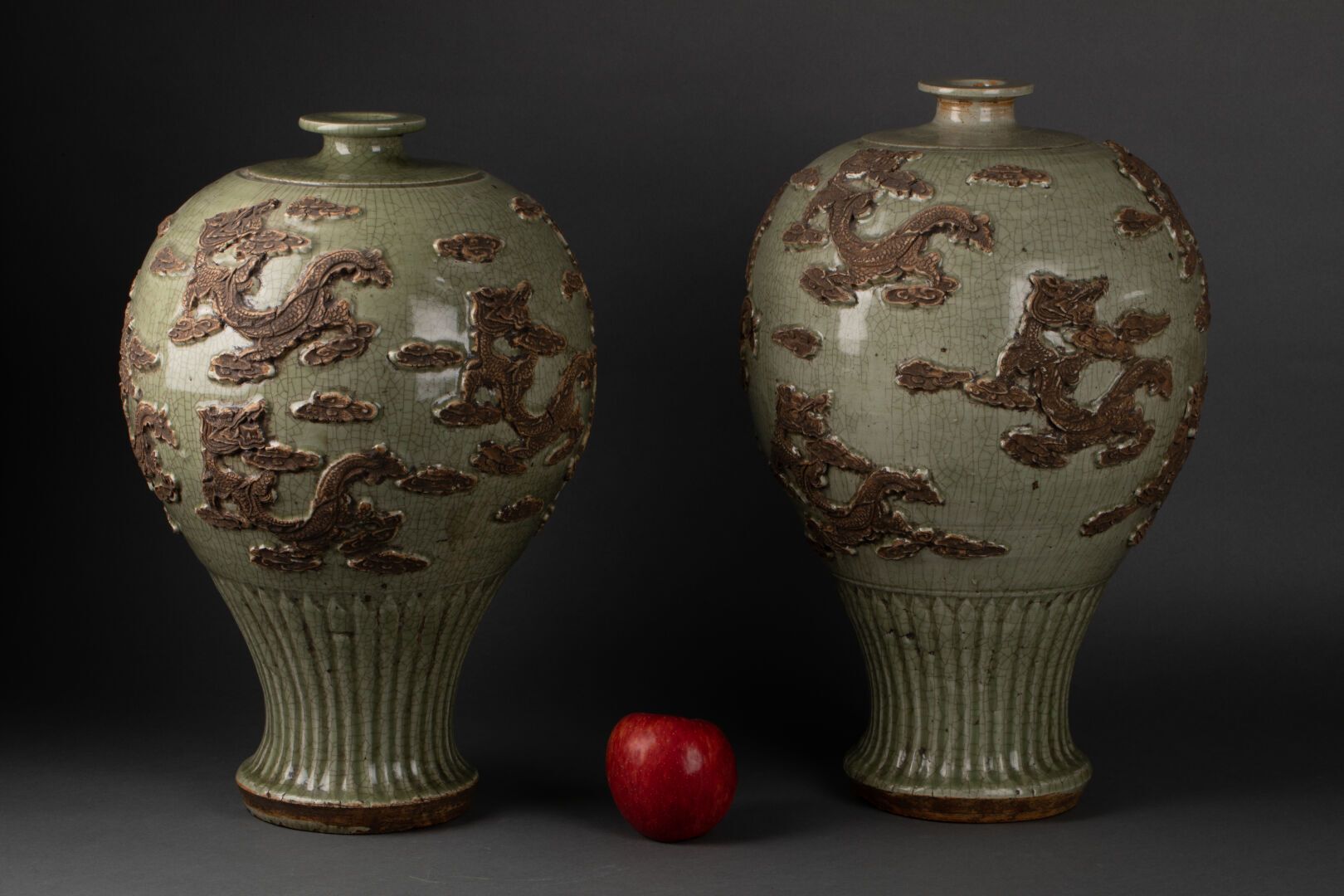 CHINE - Dynastie YUAN (1271-1368) Pair of Meiping VASES decorated with dragons i&hellip;