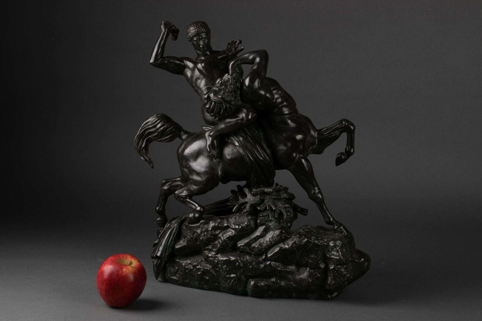 Antoine Louis Barye (1796-1875) Lapith与半人马的战斗

带有深绿色铜锈的青铜器

签名，金印 "Barye F. Barb&hellip;