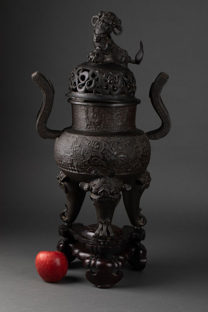 CHINE - Dynastie MING (1368-1644) Important BRÛLE-PARFUM tripode à décor sur deu&hellip;