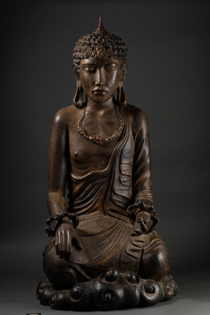 BIRMANIE - XIXe siècle 穿着僧侣装的菩萨

雕刻和抛光的木材

H.92厘米
