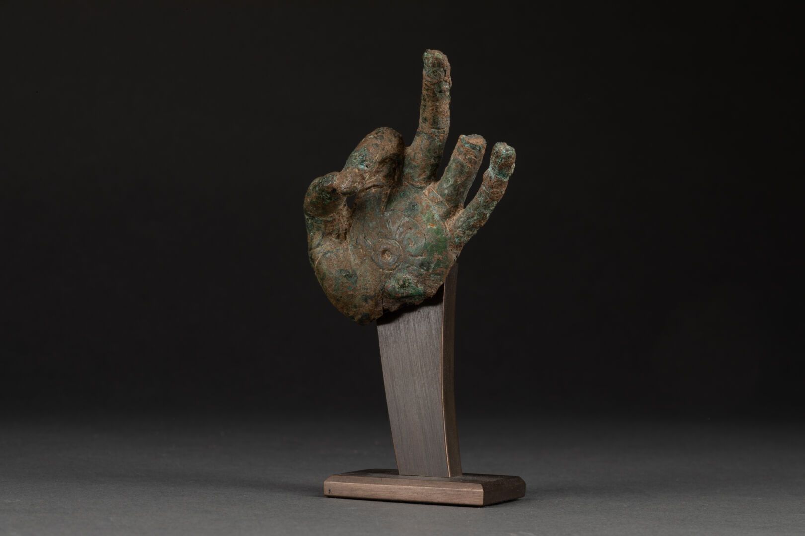 ASIE du SUD EST - XVIe ou XVIIe siècle 佛陀的手在勾画维塔卡泥巴的样子

铜合金镀层碎片，金属底座

H.13.5厘米 -&hellip;