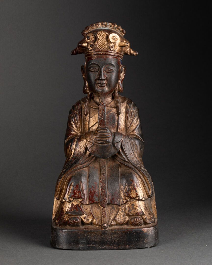 CHINE - XIXe siècle Sitzender Würdenträger, der eine Hu-Tafel in den Händen hält&hellip;