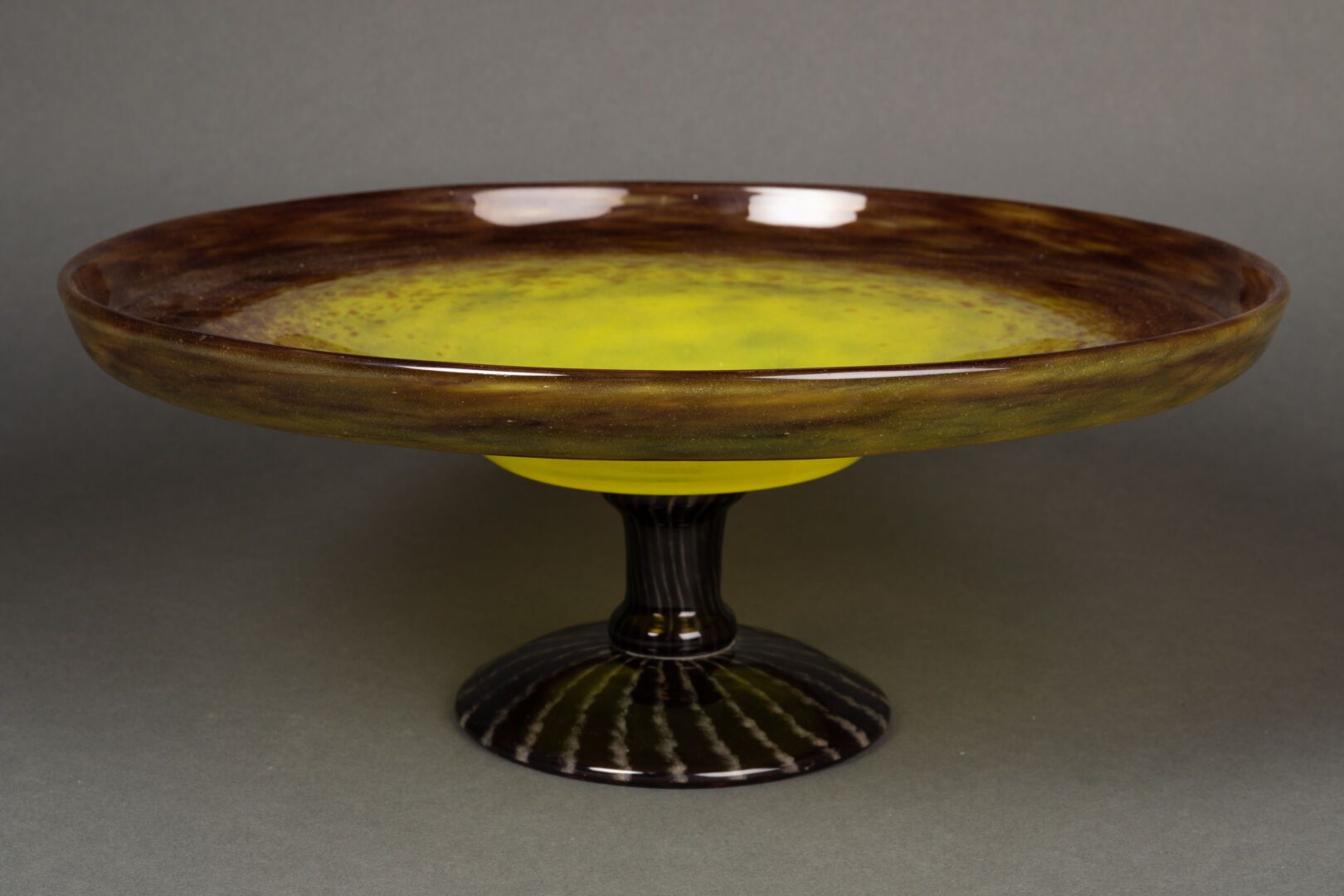 Charles SCHNEIDER (1881-1953) COUPE sur pied en verre jaspé brun et jaune

Schne&hellip;