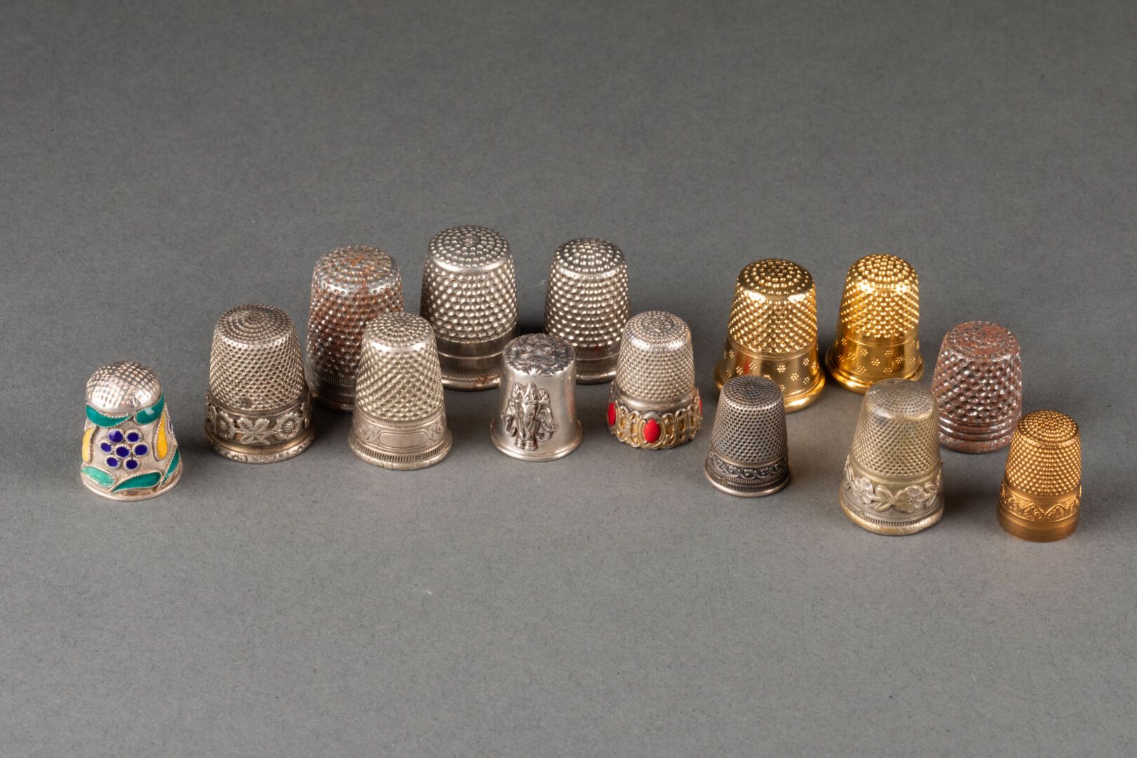 Null Set di 14 utensili per cucire 

Metallo placcato argento e oro
