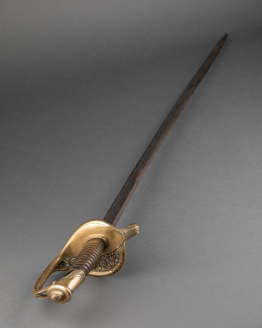 Null SABRE d'officier d'infanterie modèle 1845.

Monture en bronze, calotte cise&hellip;