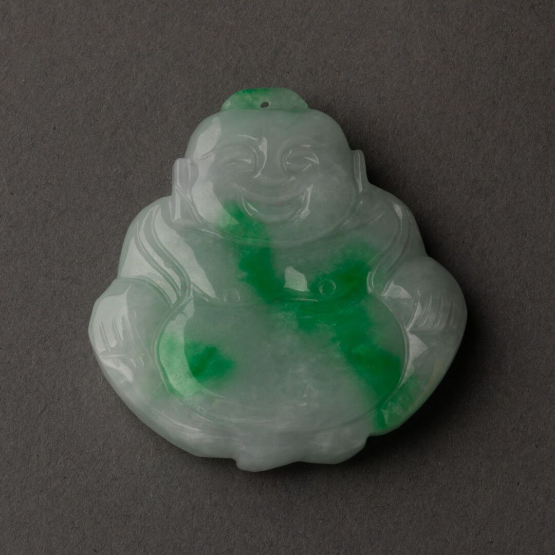 CHINE - XXe siècle Colgante Budai 

Jadeíta tallada e incisa 

H. 5 cm - W. 4,5 &hellip;