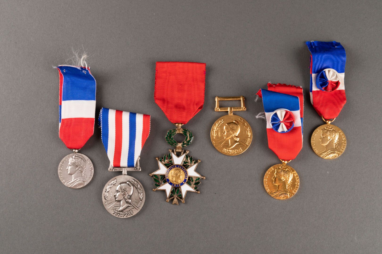 Null Set di 6 medaglie e distintivi, tra cui una Legione d'onore, una Medaglia d&hellip;